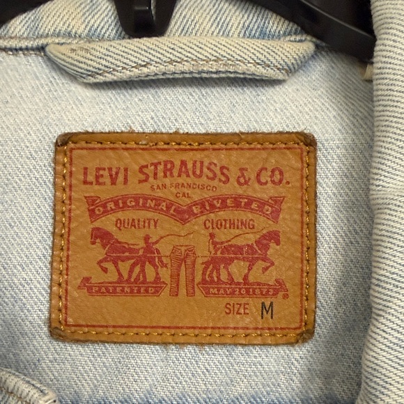 Levi's Classic Light Blue Denim Jacket - Picture 2 of 3